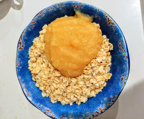 Oatmeal with applesauce