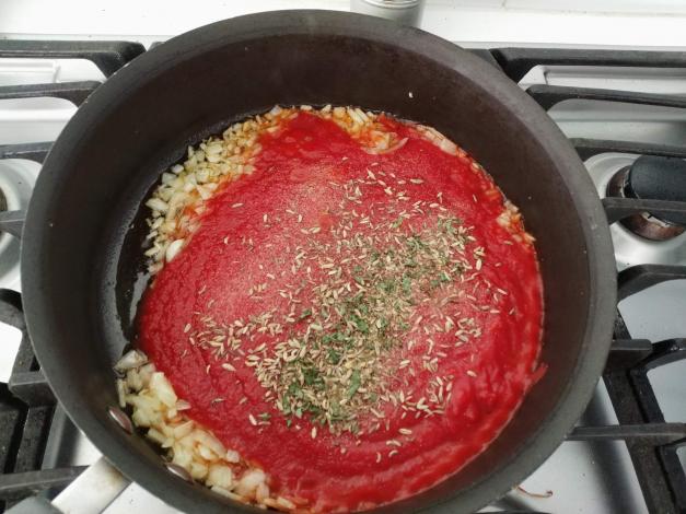Pizza sauce in pan
