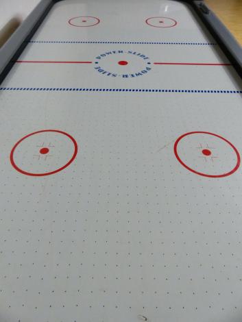 Air hockey table