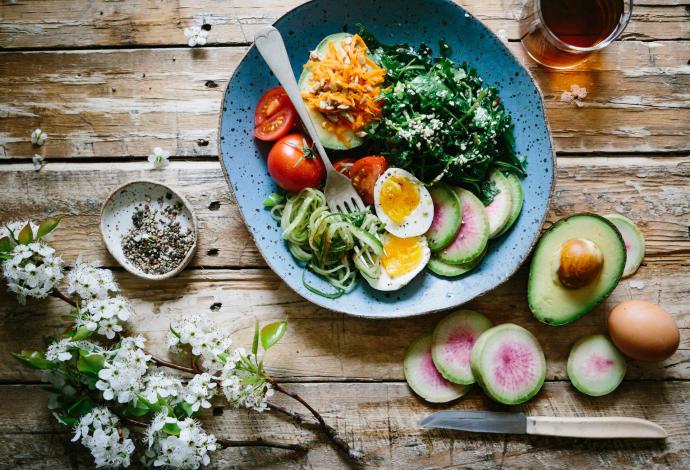 Salad with avocado and egg