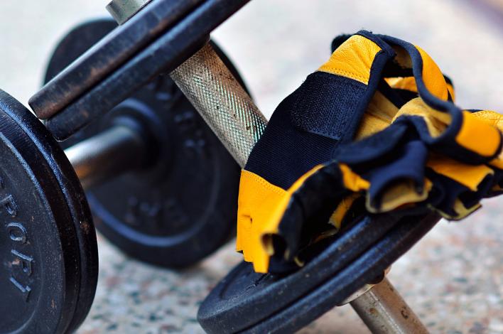 Weight lifting gloves with weights