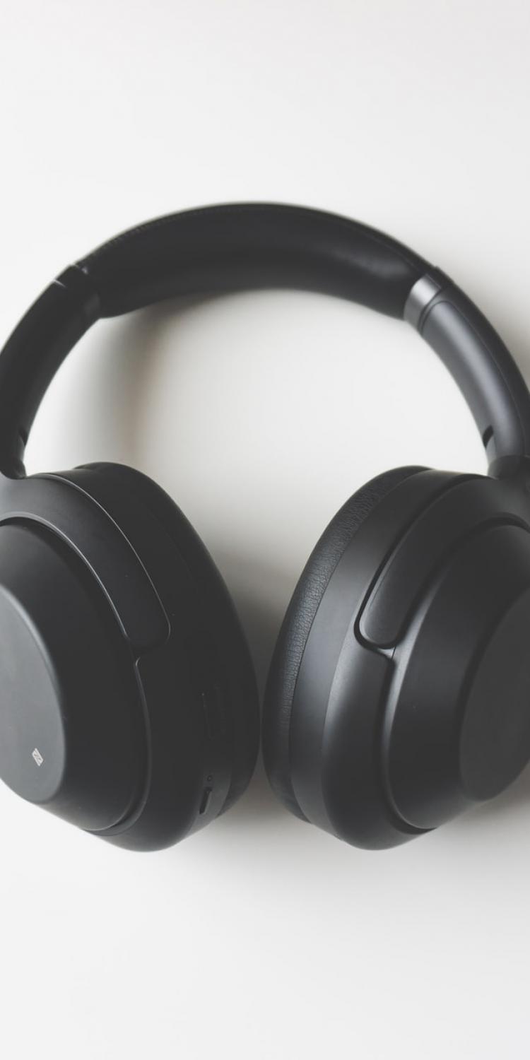 Noise cancelling wireless headphones