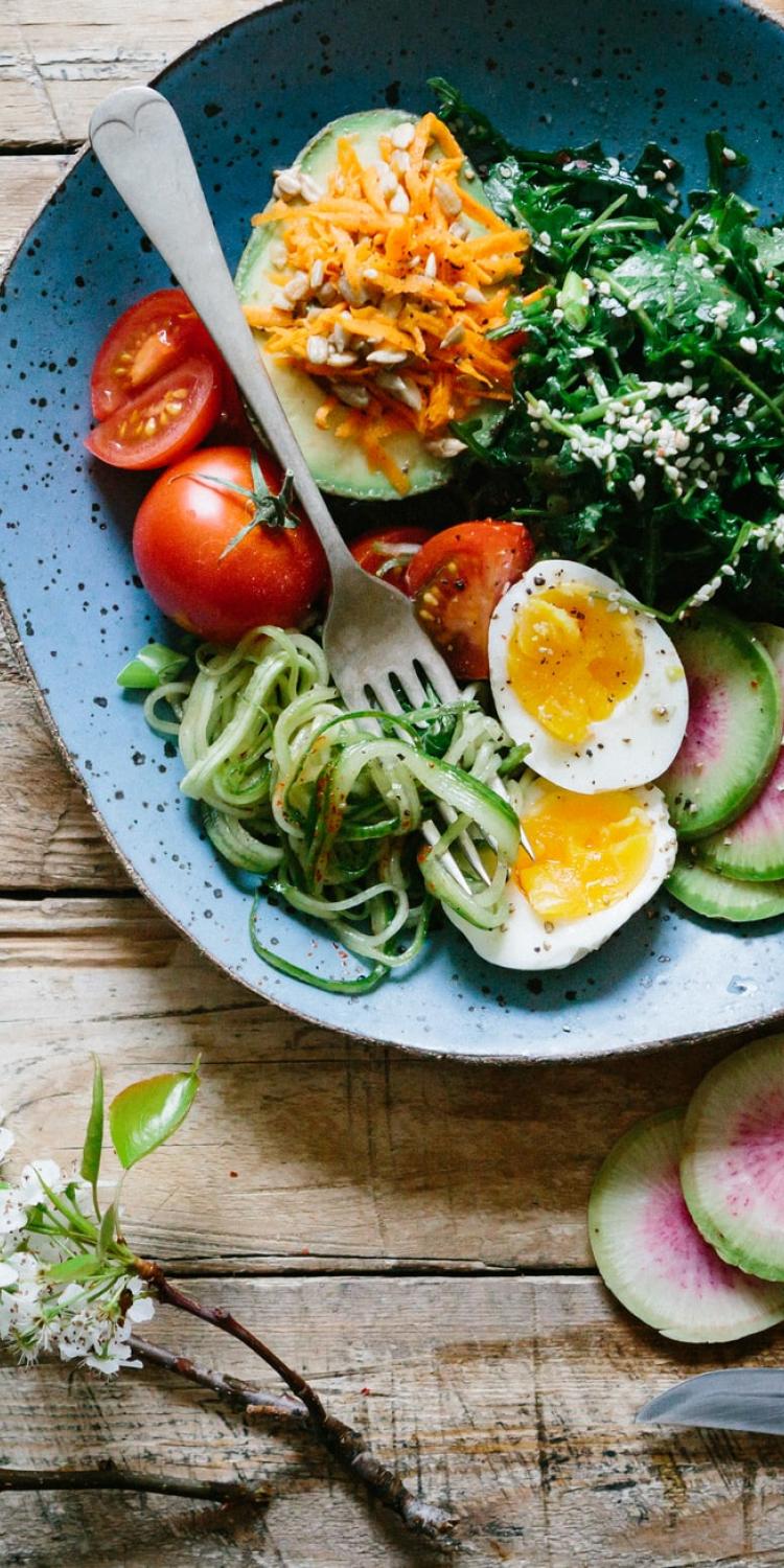 Salad with avocado and egg