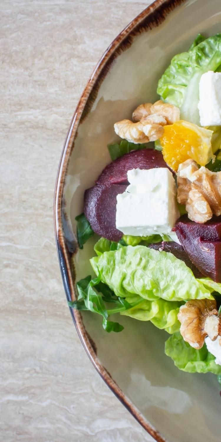 Salad with walnuts
