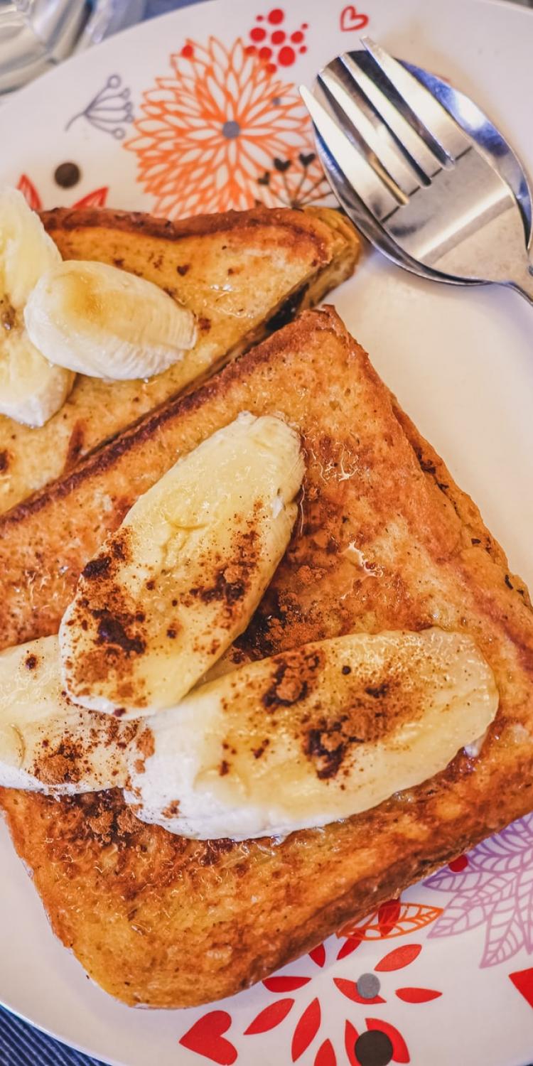 French toast with bananas on top