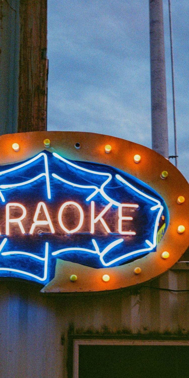Sign that says karaoke on it
