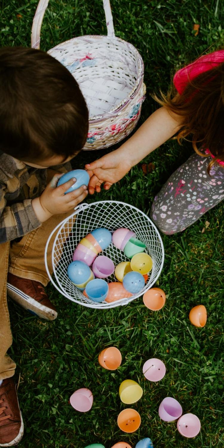 Kids sharing easter egg