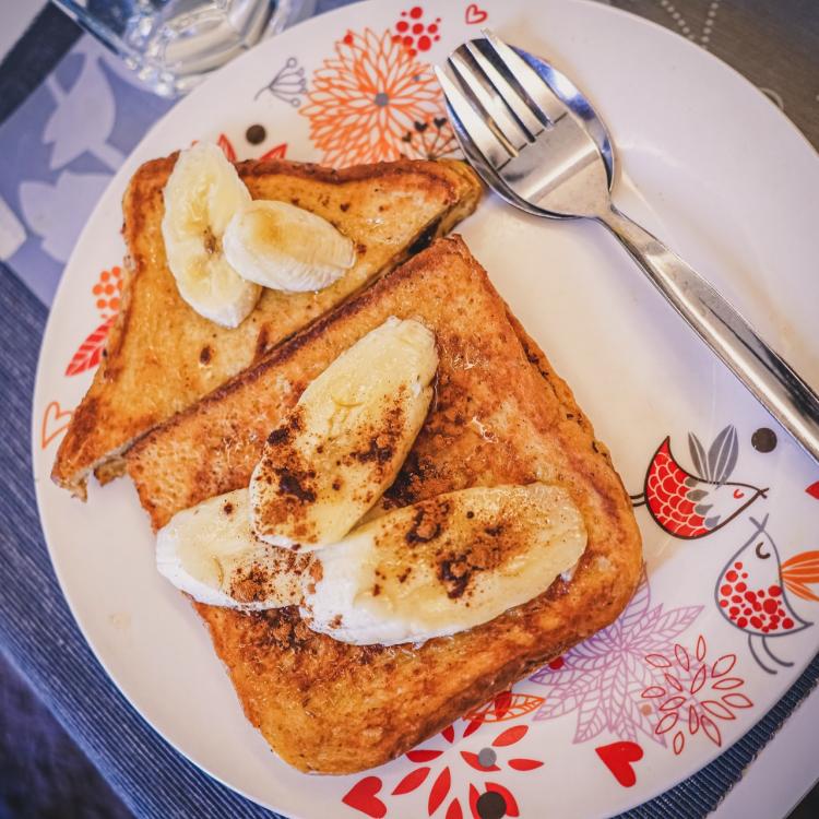 French toast with bananas on top